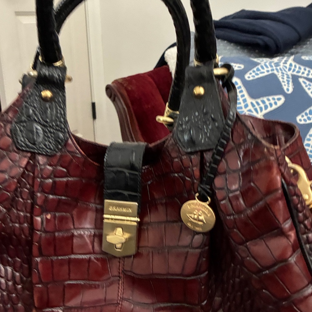 Crocodile-Embossed Brahmin AdrianExcellent condition.14.5 wide .10.2 tall - Picture 3 of 7